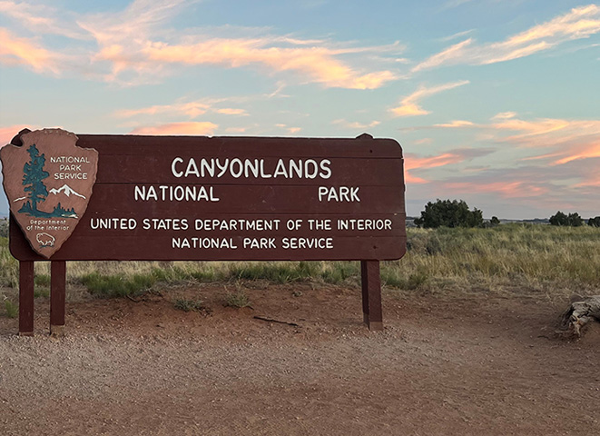 /class/economics/cego/research/economic-development/national-park/canyonland.jpg