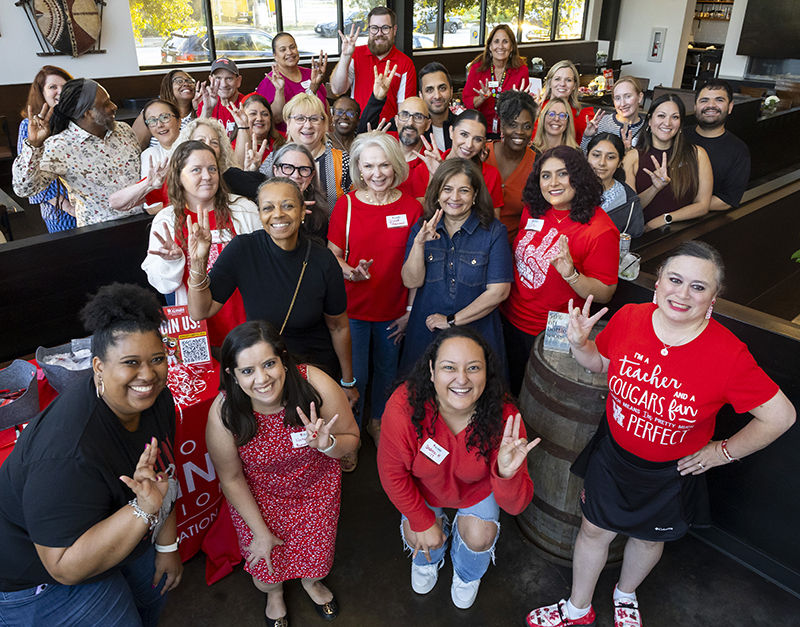 Group of people at the alumni mixer at a restaruant