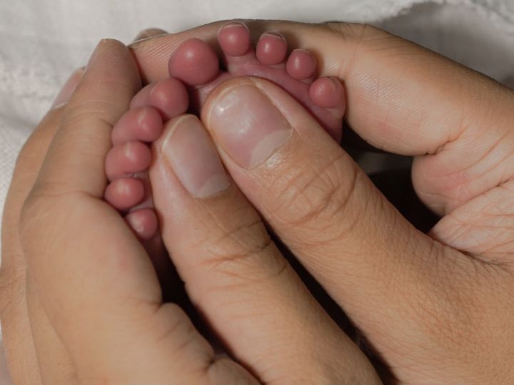 Premature baby feet small image