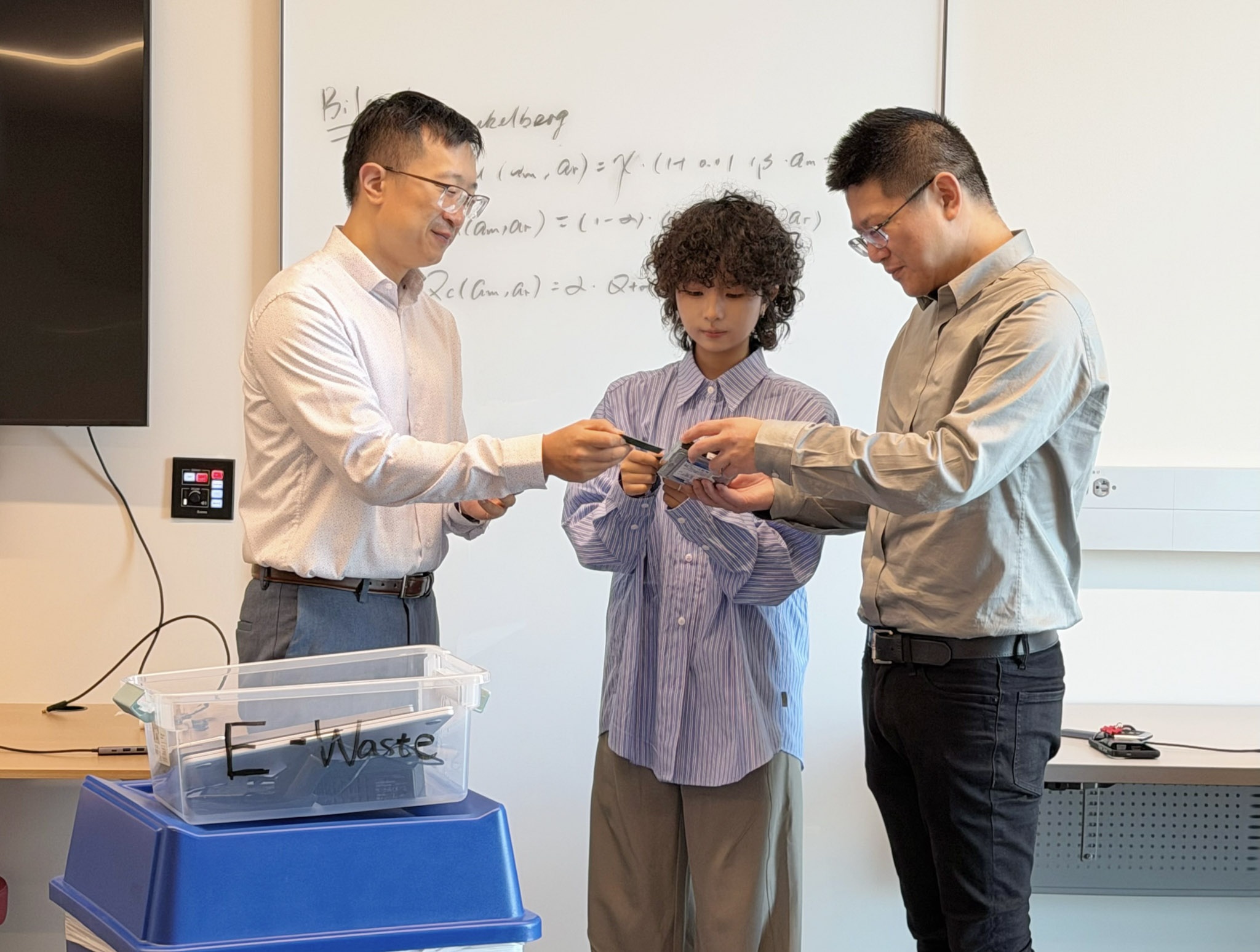 Professors Kailai Wang and Jian Shi with Researcher Chuyue Wang.