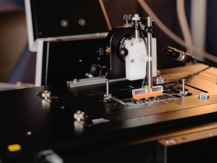 Equipment used track cellular movements more closely is shown in a UH lab.