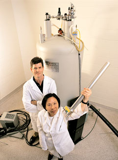 Lian Gao in the lab with Glenn Legge