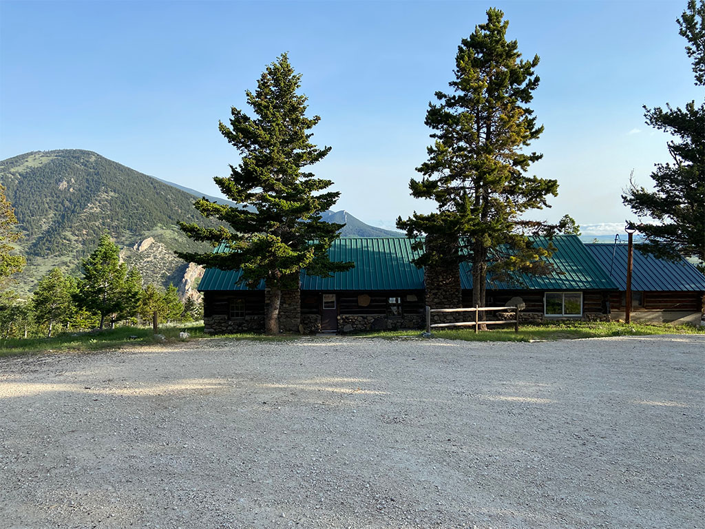 Fanshawe Lodge, the main building at the YBRA facility where students eat breakfast, pack lunch for the field, and eat dinner. Photo credit: Jack McLaughlin, TA