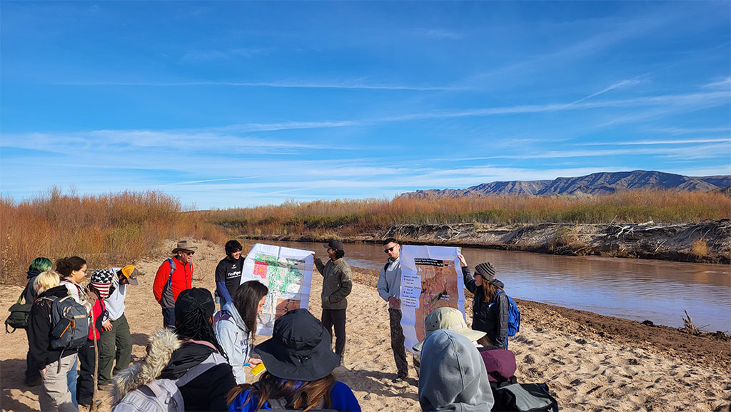 Undergraduate students tell us more about their research here and the geomorphology of the river. Photo credit: Korien Oostingh