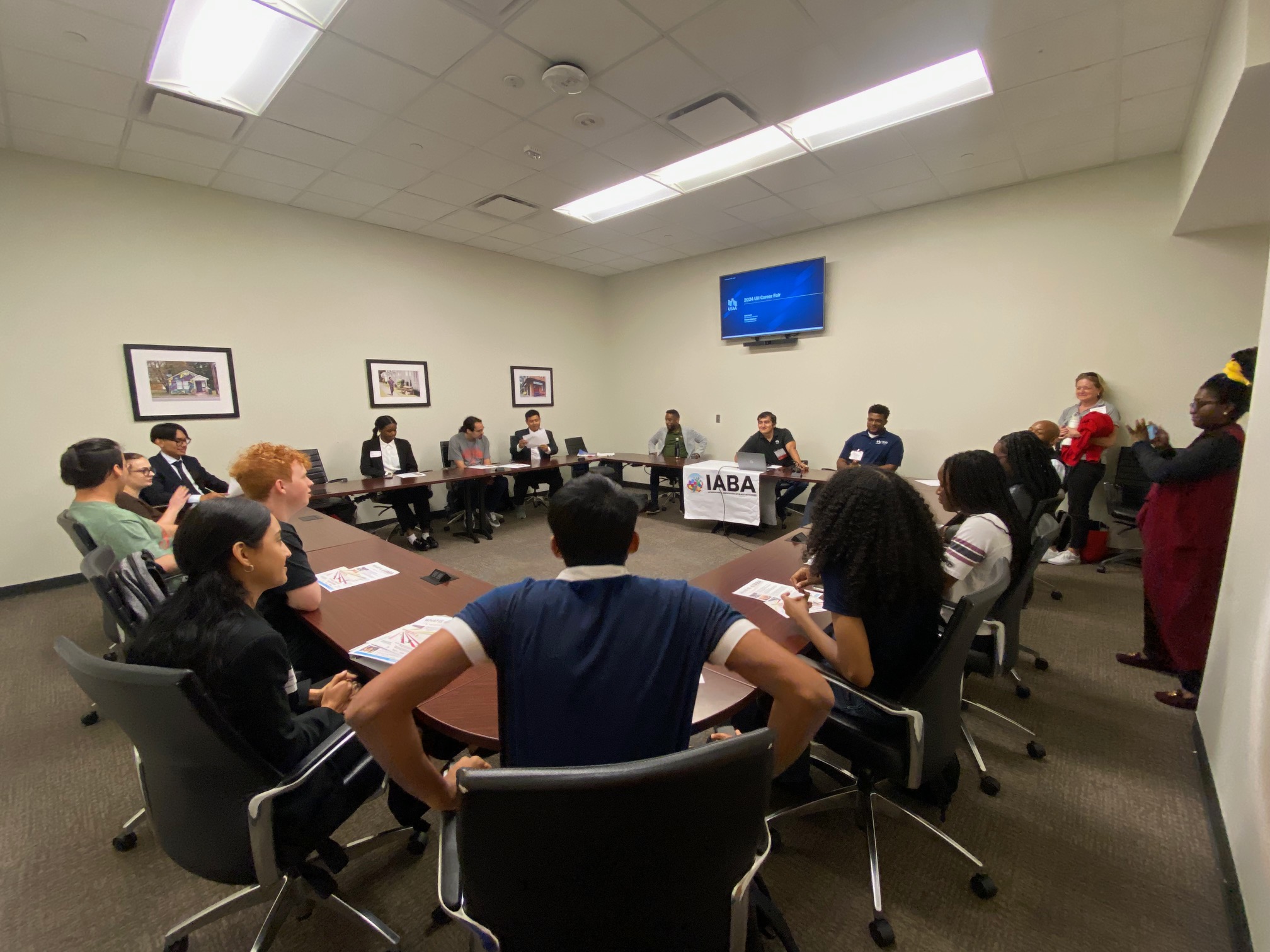/nsm/math/news-events/stories/2024/uh_usaa_iaba_ambassador_event/4_iaba_infosession2.jpg