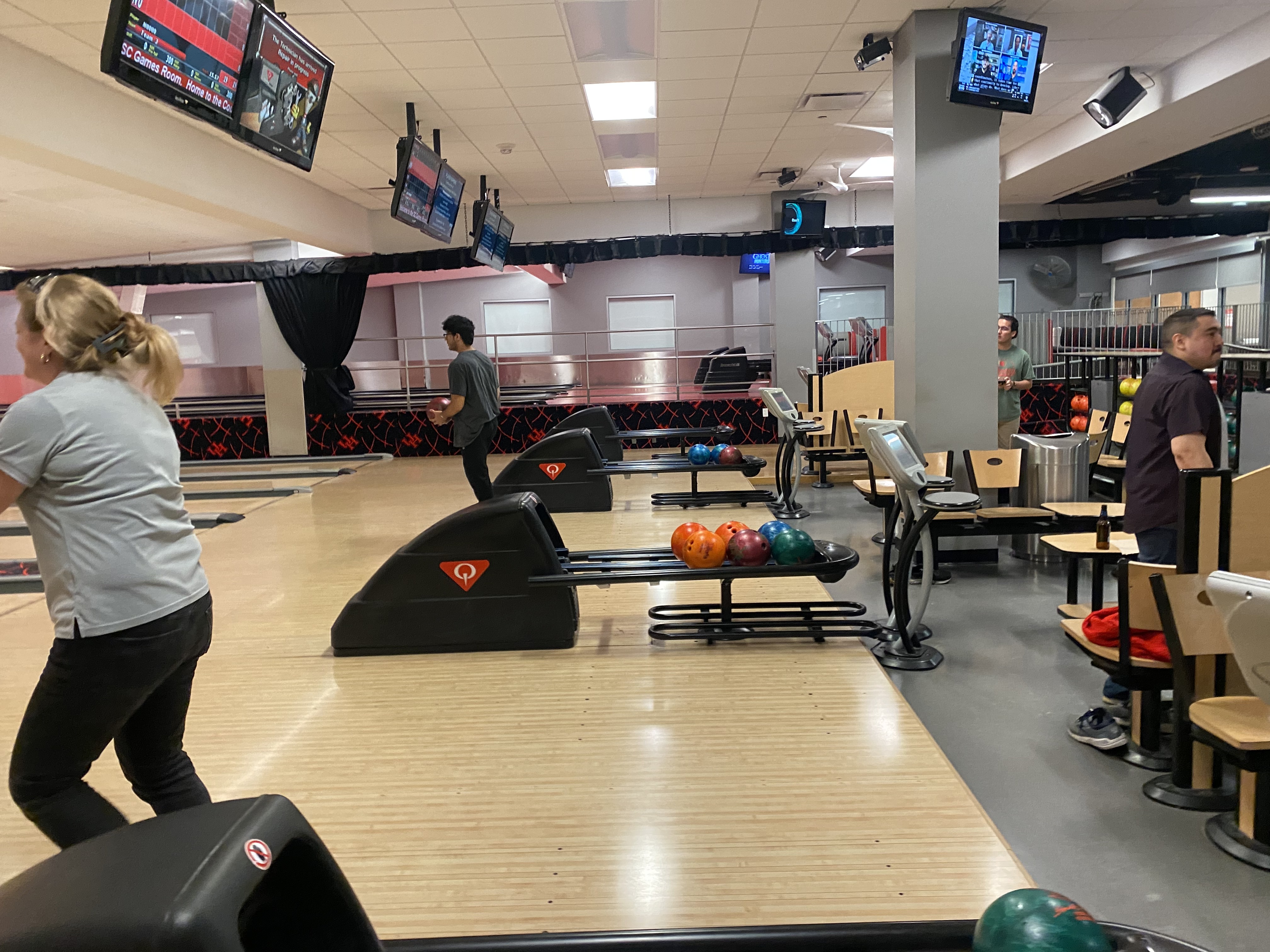 /nsm/math/news-events/stories/2024/uh_usaa_iaba_ambassador_event/gameroom-jen_moses_bowling2.jpg