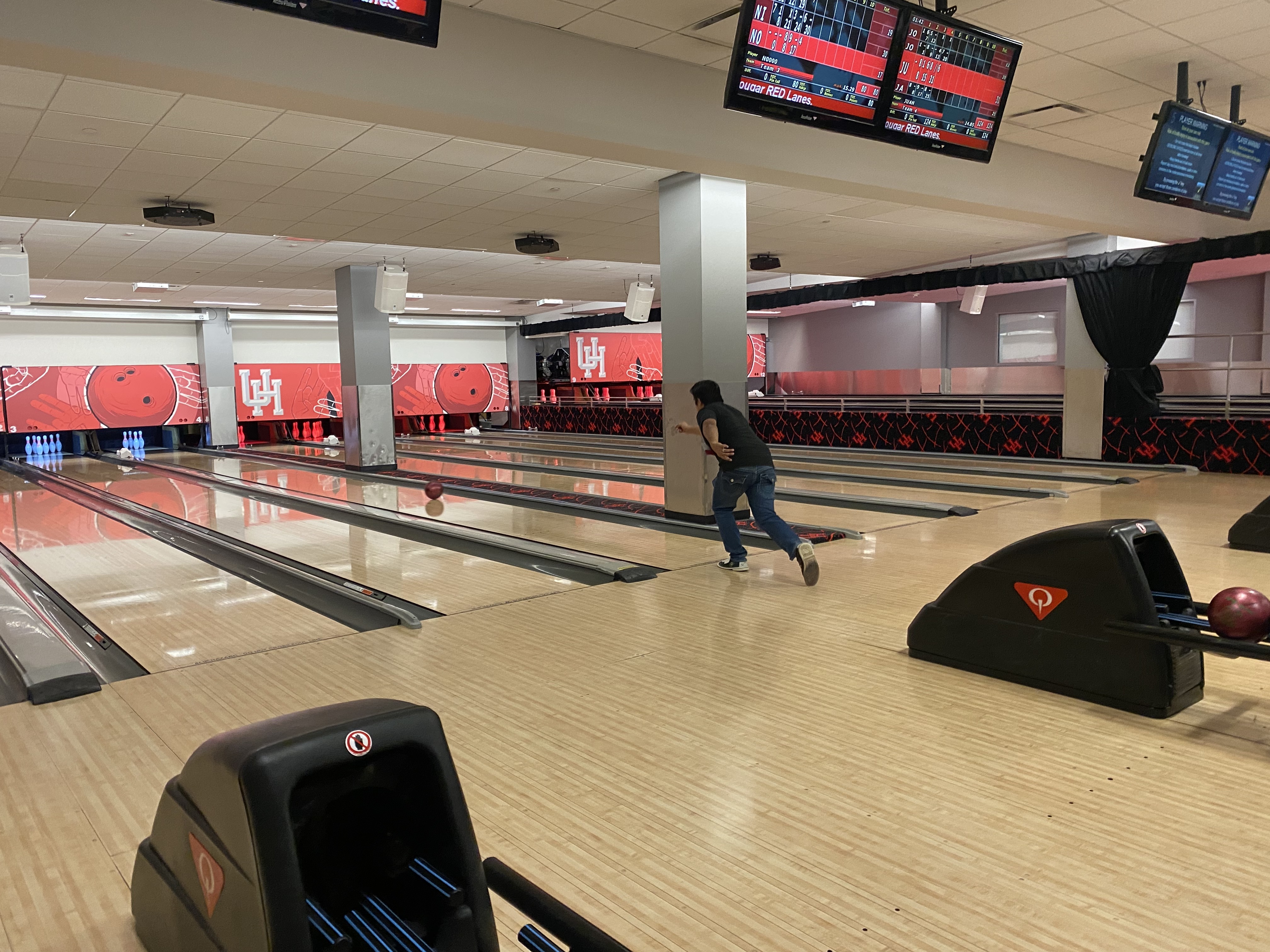 /nsm/math/news-events/stories/2024/uh_usaa_iaba_ambassador_event/gameroom-juan-bowling.jpg