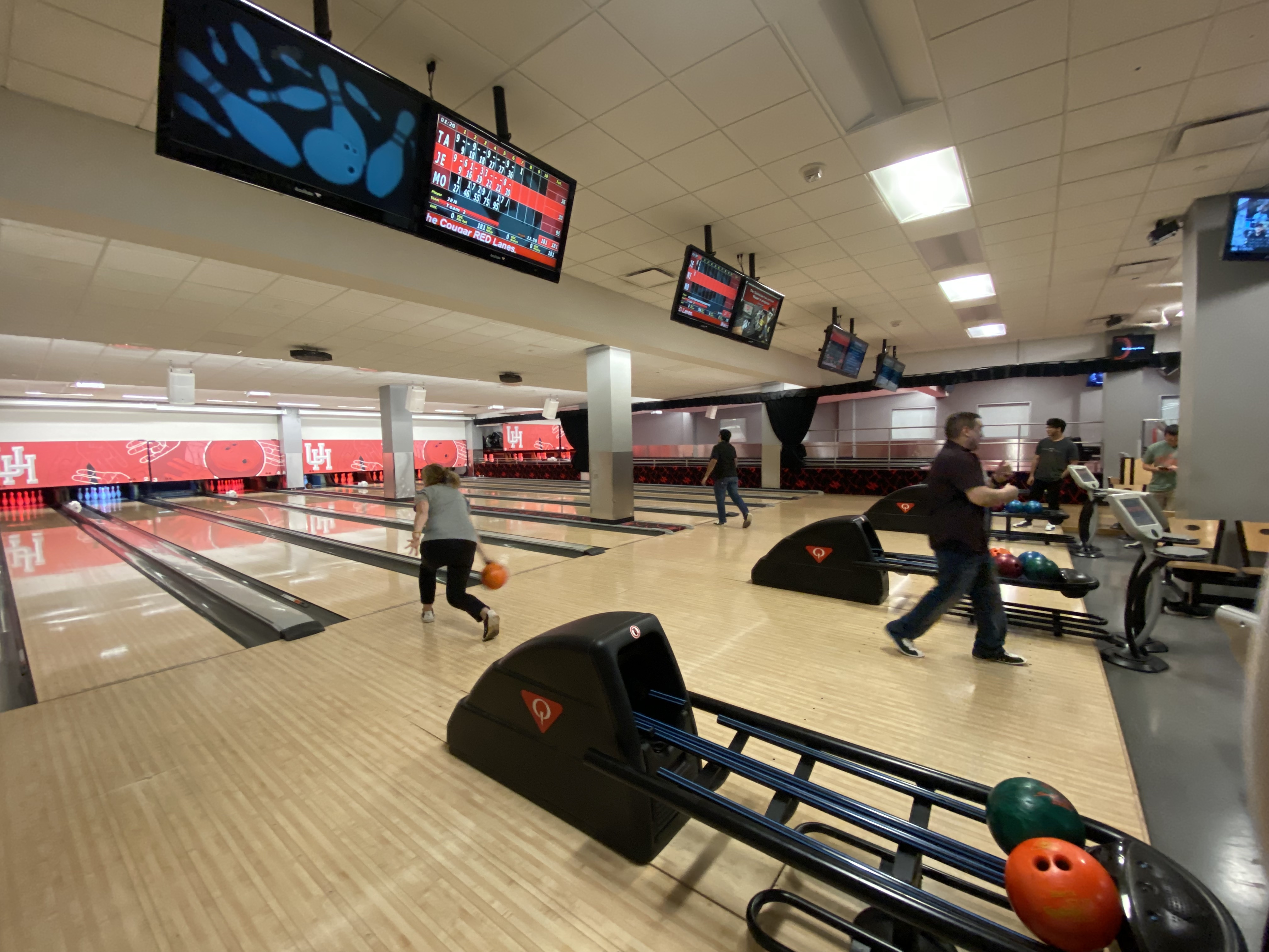 /nsm/math/news-events/stories/2024/uh_usaa_iaba_ambassador_event/gameroom_jen_moses_bowling.jpg