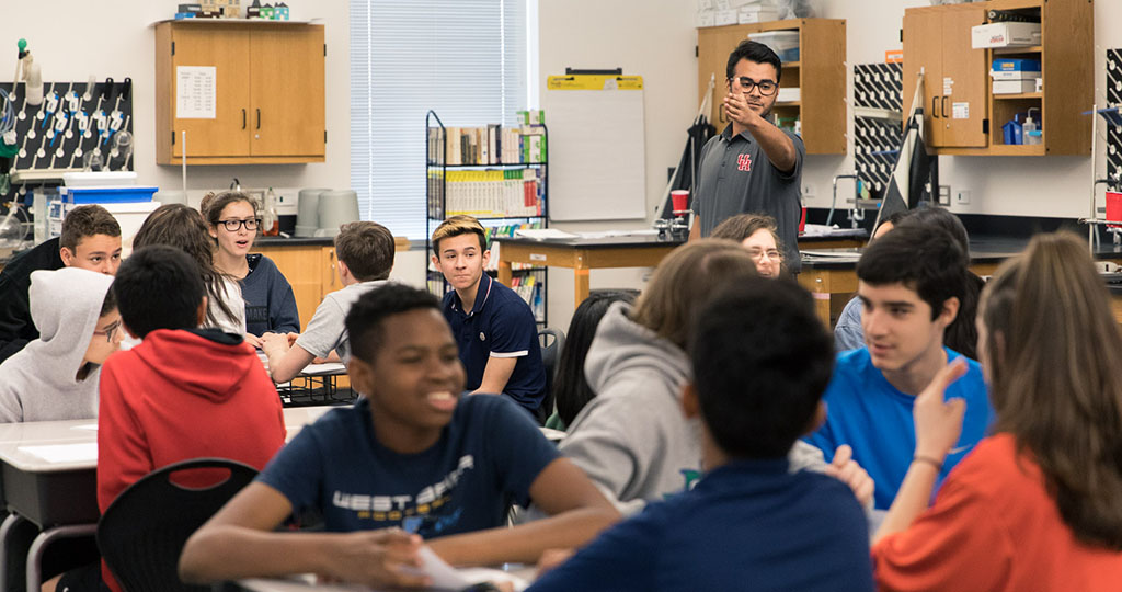 UH teachHOUSTON student teaching a class.