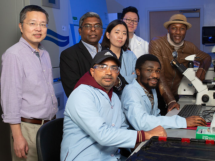 Aloe Blacc and members of the Guo and Udugamasooriya labs