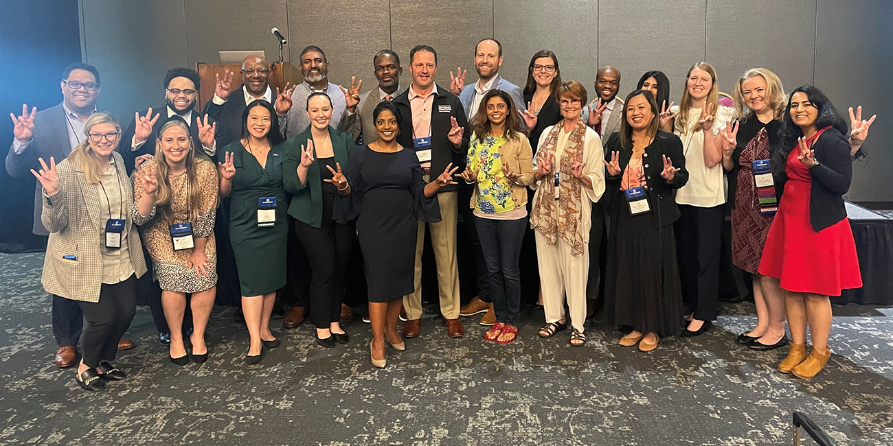 THP alumni and leaders making UH Cougars handsign