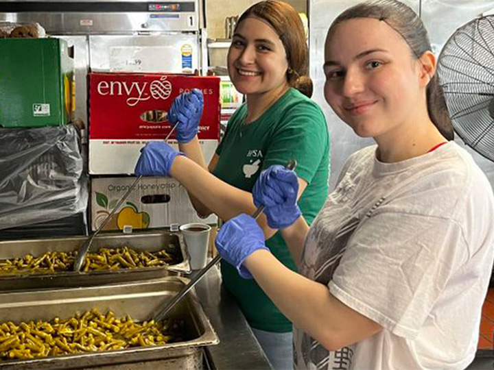 HPSA members prepare meal at food kitchen