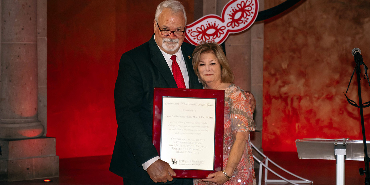 Pritchard presents award to Ginsburg