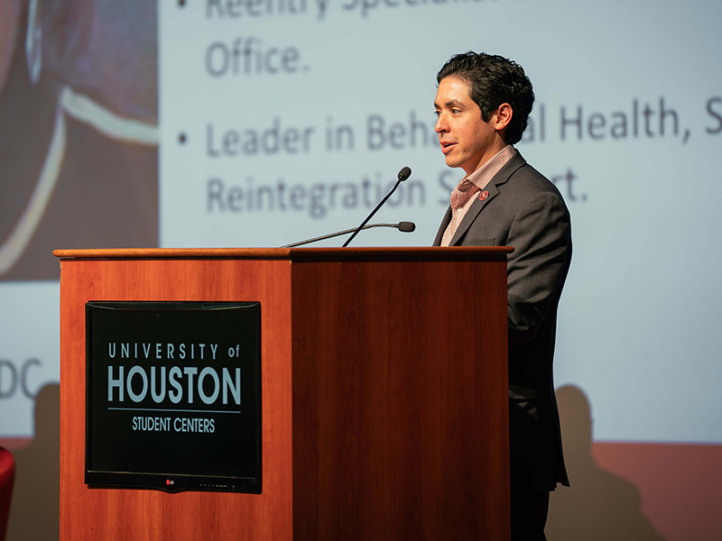 De La Cruz Speaking at Summit