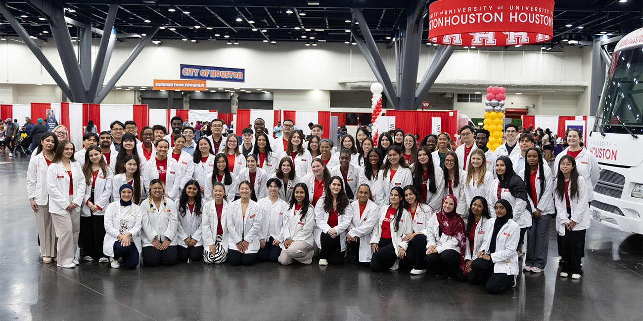group photo of student volunteers