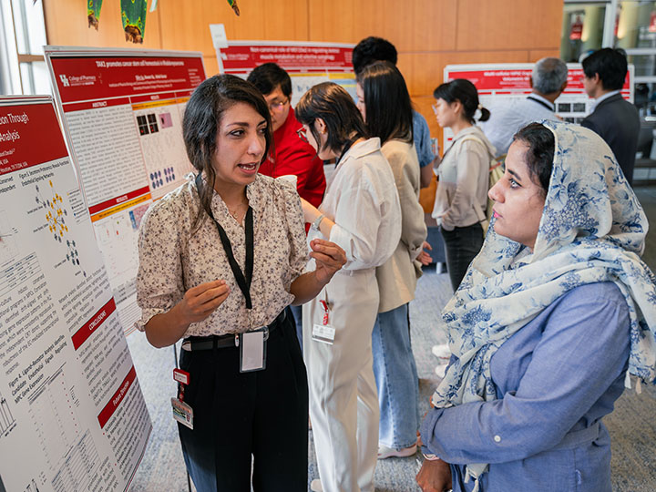 Kashaniasl discusses poster with attendee
