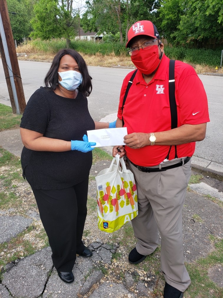 VP Lee presents masks to Rev. Linda Davis